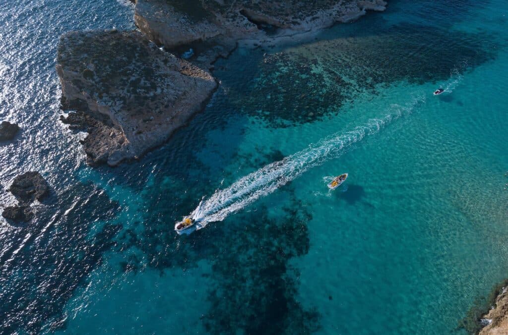 Vista aèria d'una barca al mar
