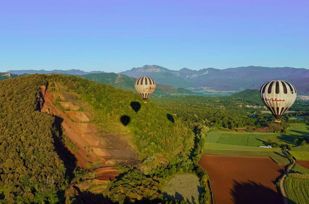 Globus sobrevolant el volcà Croscat