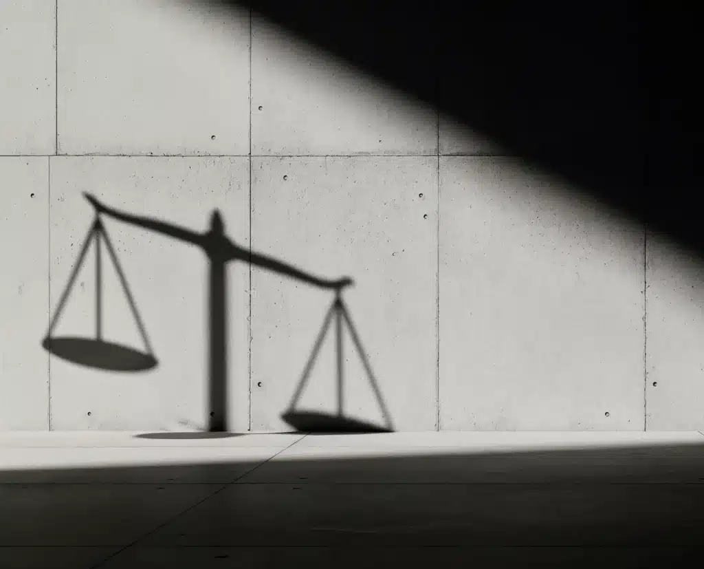 Paret de ciment amb ombra d'una balança