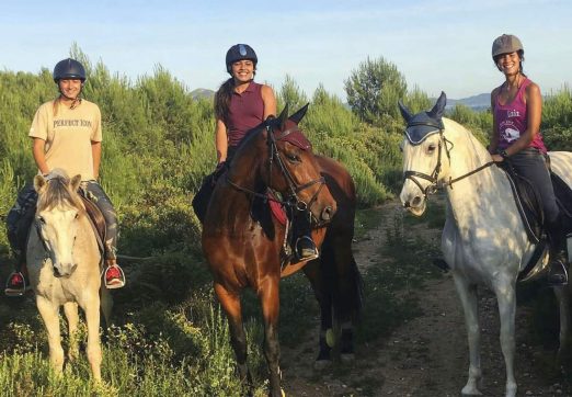 Noies muntant a cavall