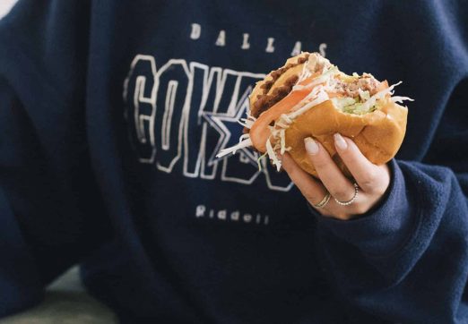 Persona amb una hamburguesa a la mà