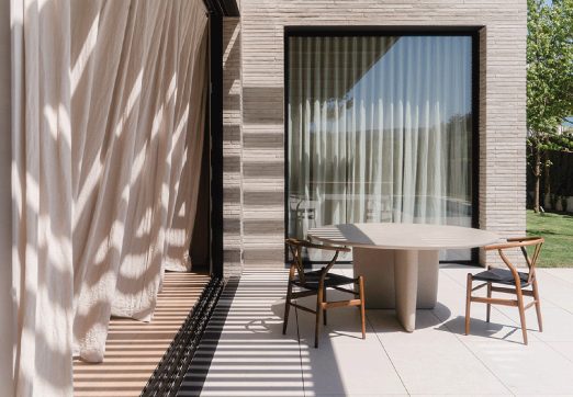 Taula i cadires fora de casa